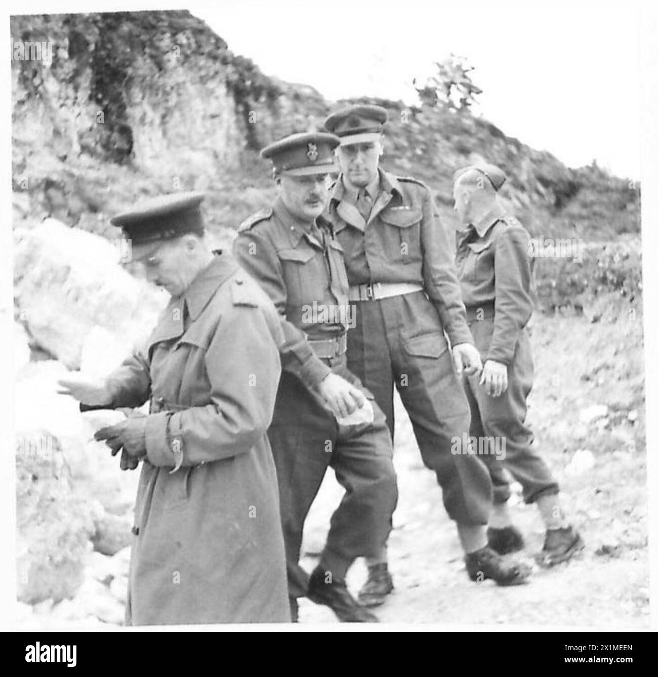 Le brigadier Hinde, le lieutenant-colonel S.W. Green et le colonel T.D. Inch inspectent la roche pendant les opérations minières en Afrique du Nord avec l'armée britannique. Banque D'Images