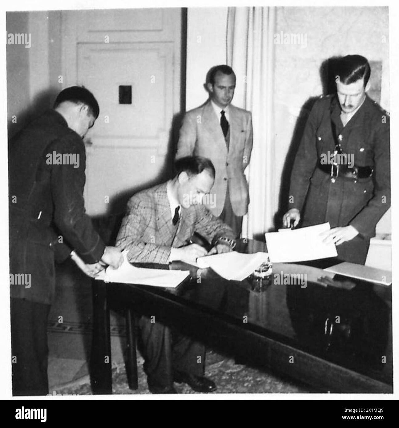 Les documents de la reddition inconditionnelle des forces allemandes en Italie et en Autriche occidentale ont été signés au quartier général des forces alliées par le représentant allemand du général von Vietinghoff. Le territoire cédé comprenait le nord de l'Italie jusqu'à l'Isonzo et les provinces autrichiennes de Vorarlberg, Tyrol, Salzbourg, Corinthie et Styrie. Banque D'Images Les documents de la reddition inconditionnelle des forces allemandes en Italie et en Autriche occidentale ont été signés au quartier général des forces alliées par le représentant allemand du général von Vietinghoff. Le territoire cédé comprenait le nord de l'Italie jusqu'à l'Isonzo et les provinces autrichiennes de Vorarlberg, Tyrol, Salzbourg, Corinthie et Styrie. Banque D'Images