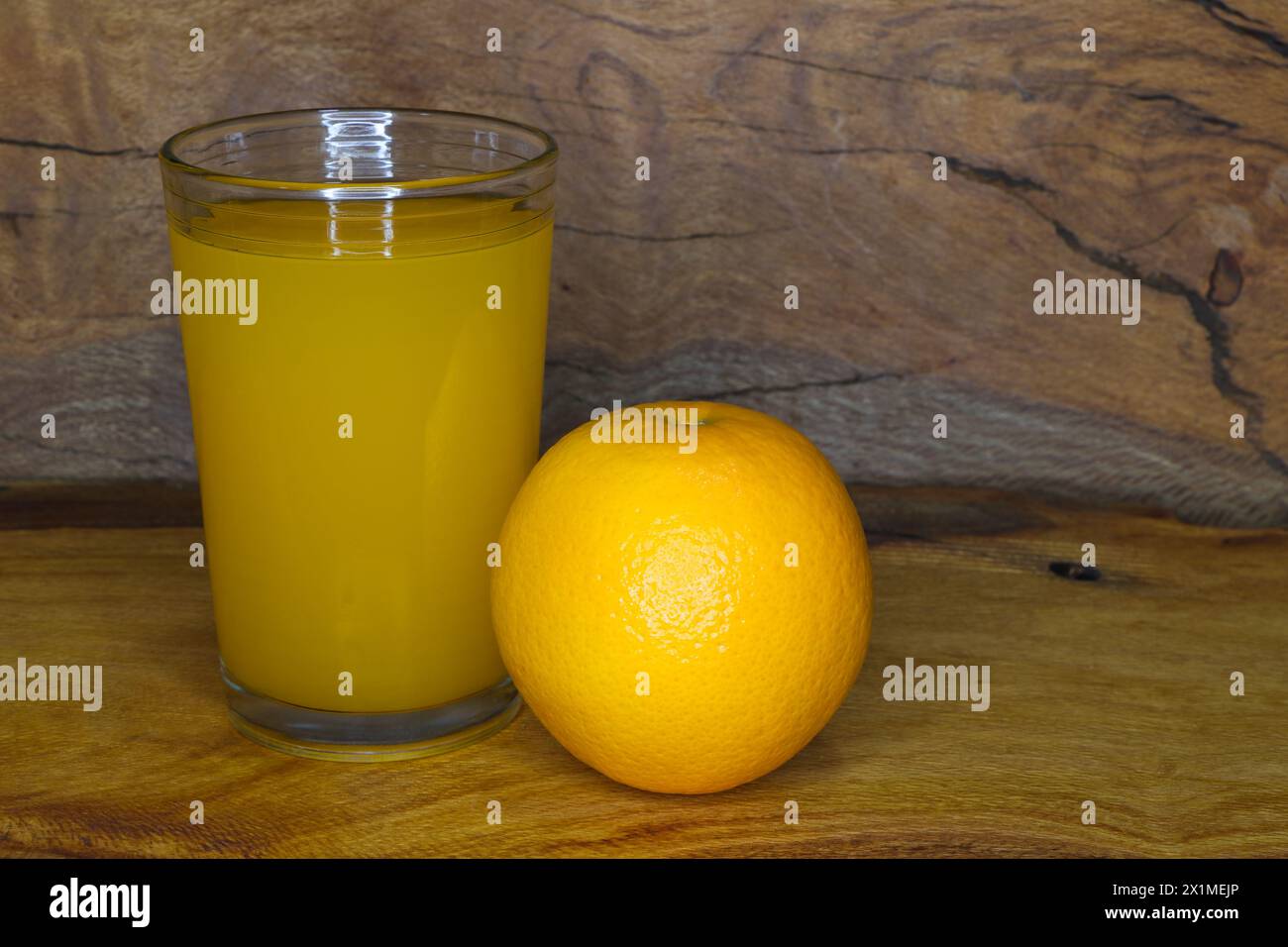 Valencia Orange fruit avec verre de jus (Citrus x sinensis) Banque D'Images