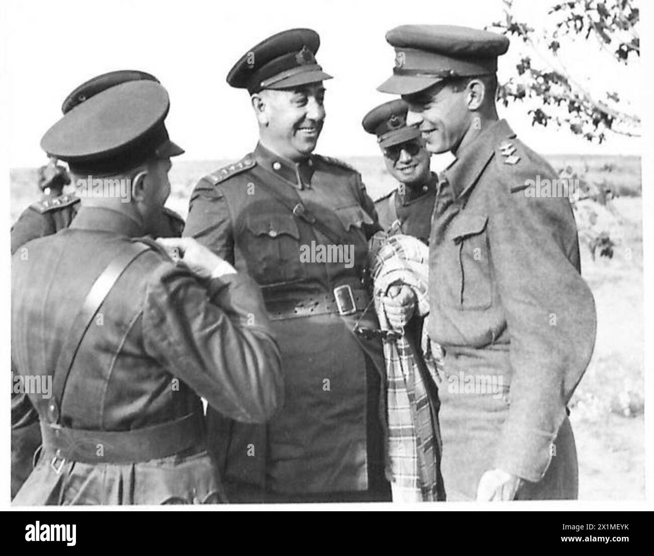 Le capitaine V. Binns sert d'interprète pour une mission militaire turque visitant le quartier général de la 8e armée, interagissant avec des officiers visiteurs de l'armée britannique. Banque D'Images