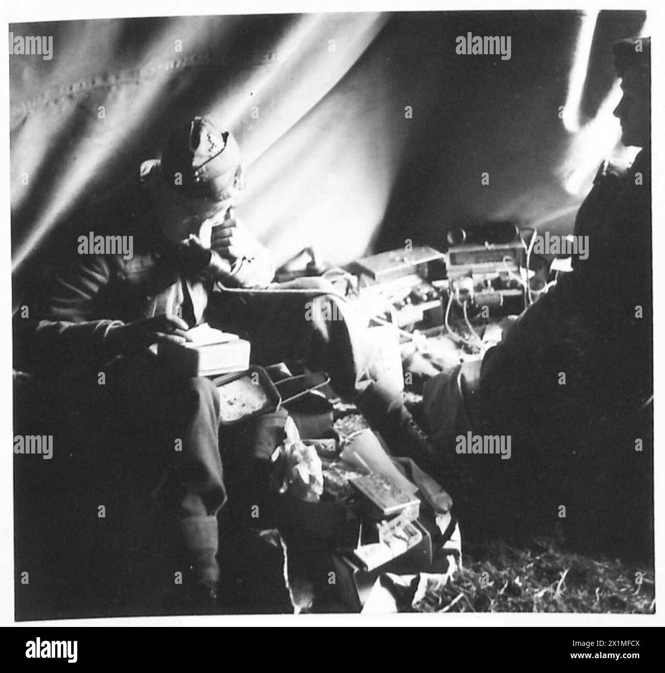 Un poste téléphonique de campagne avec des canons lourds est mis en place par le 76th Highland Field Regiment, 454th Battery, lors d'une bataille simulée de l'armée britannique à Bere Regis, montrant la coordination tactique et l'utilisation de l'artillerie. Banque D'Images