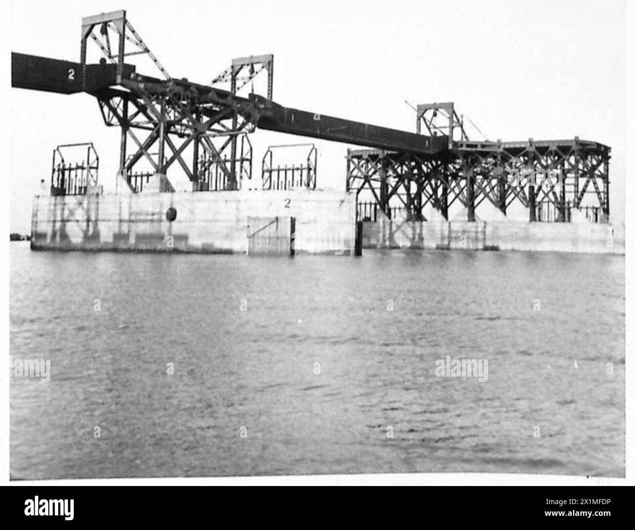 Le personnel de l'armée britannique en mission spéciale D.TN. Opère et documente les tests dans l'équipement Crocodile impliquant Hippo No. 1, montrant les angles mesurés. Banque D'Images