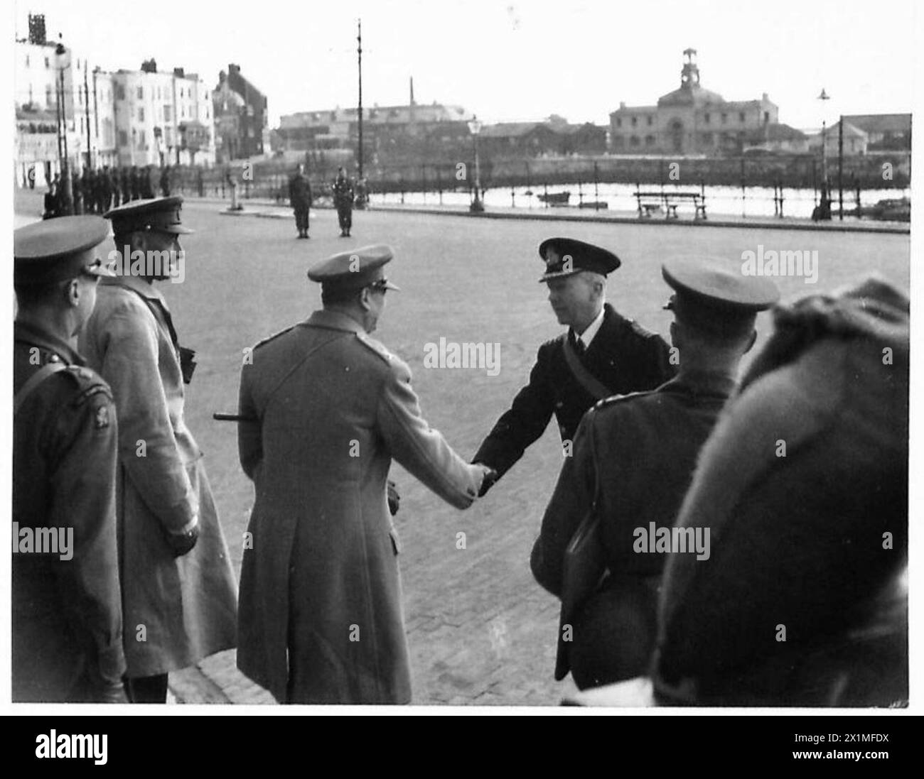 Le duc de Gloucester accueille un officier de marine lors de son inspection des défenses côtières, accompagné du major-général C. Allfrey et d'autres officiers de l'armée britannique. Banque D'Images
