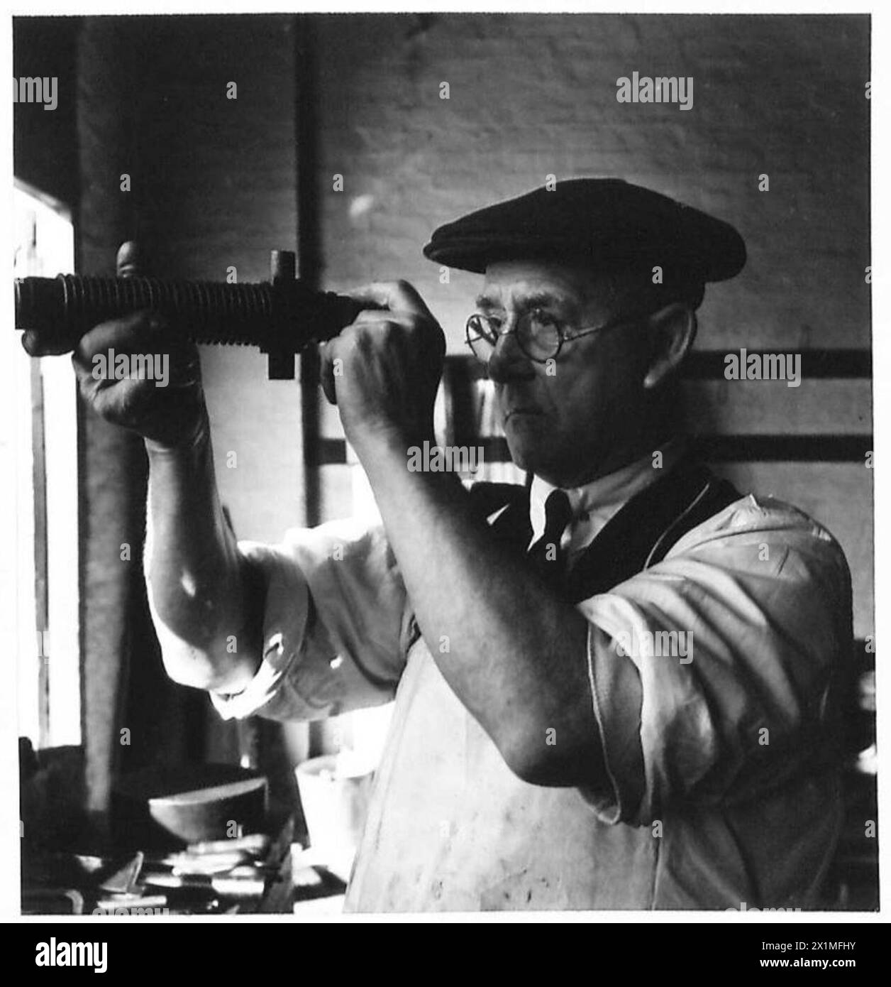 LE TRAVAIL DES ANCIENS DANS LES ATELIERS REME - Mr. A. Phillips de Portsmouth a 70 ans. Pendant 23 ans, il a servi dans le Royal Army Ordnance corps et a terminé sa carrière dans l'armée en tant que Sgt.Major armurier, armée britannique Banque D'Images