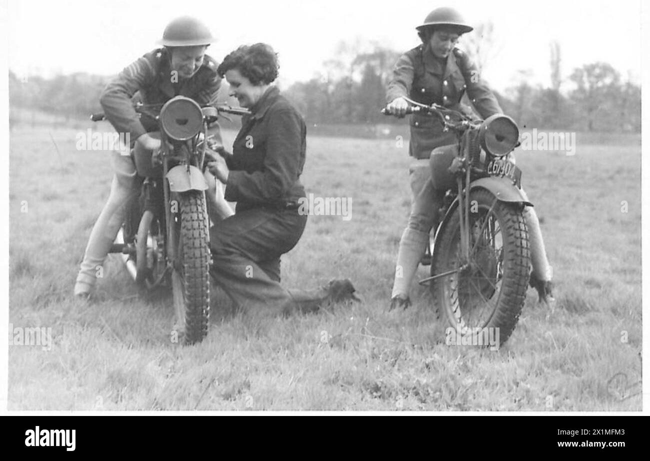 A.T.S. TRAIN EN TANT QUE D.RS. - Un des membres du personnel de maintenance de l'A.T.S. effectuant des ajustements sur une moto, British Army Banque D'Images