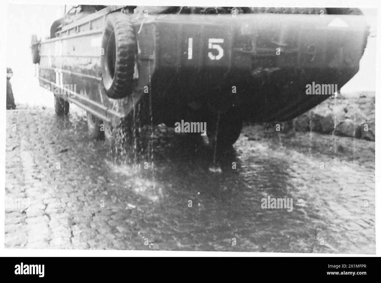 TRAVERSÉE DU RHIN - Un DUKW quitte l'eau sur la rive est du Rhin, armée britannique, 21e groupe d'armées Banque D'Images