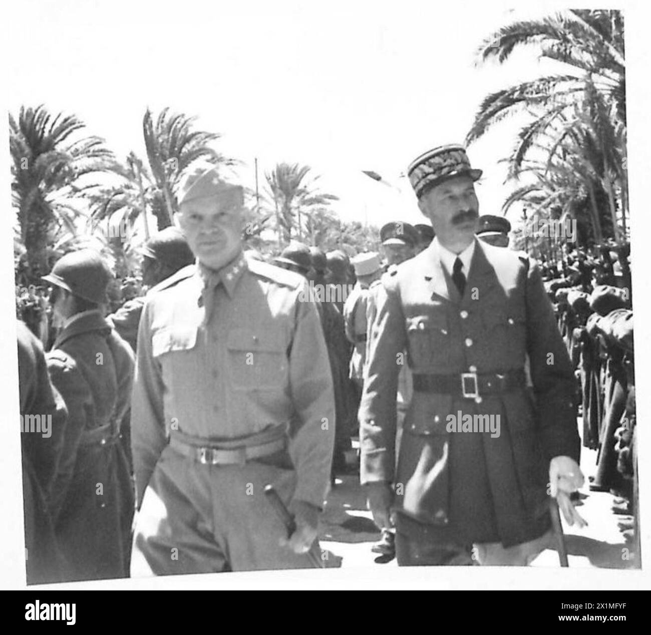 Le général Eisenhower et le général Giraud arrivent à la base de salutation lors de la célébration de la victoire en Tunisie, armée britannique. Banque D'Images