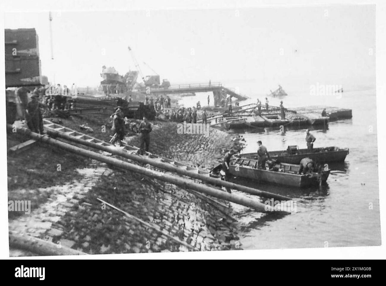 TRAVERSÉE DU RHIN - début des travaux de pontage du Rhin , Armée britannique, 21ème Groupe d'armées Banque D'Images