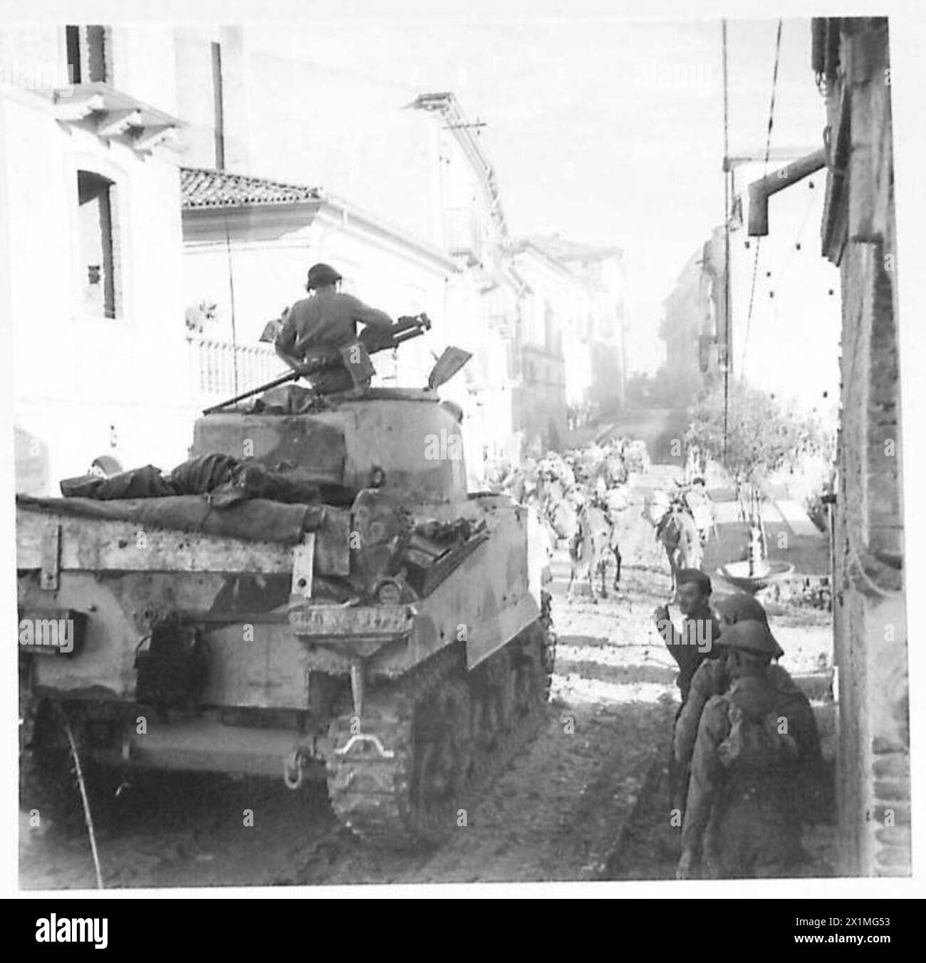 Un char Sherman nommé « Bradford » passe devant un canon camouflé de 4,5 pouces de la sous-section d, batterie 227, 66 Medium Regiment, Royal Artillery, entre Torino di Sangro et la rivière Osento, opérations de la huitième armée britannique. Banque D'Images