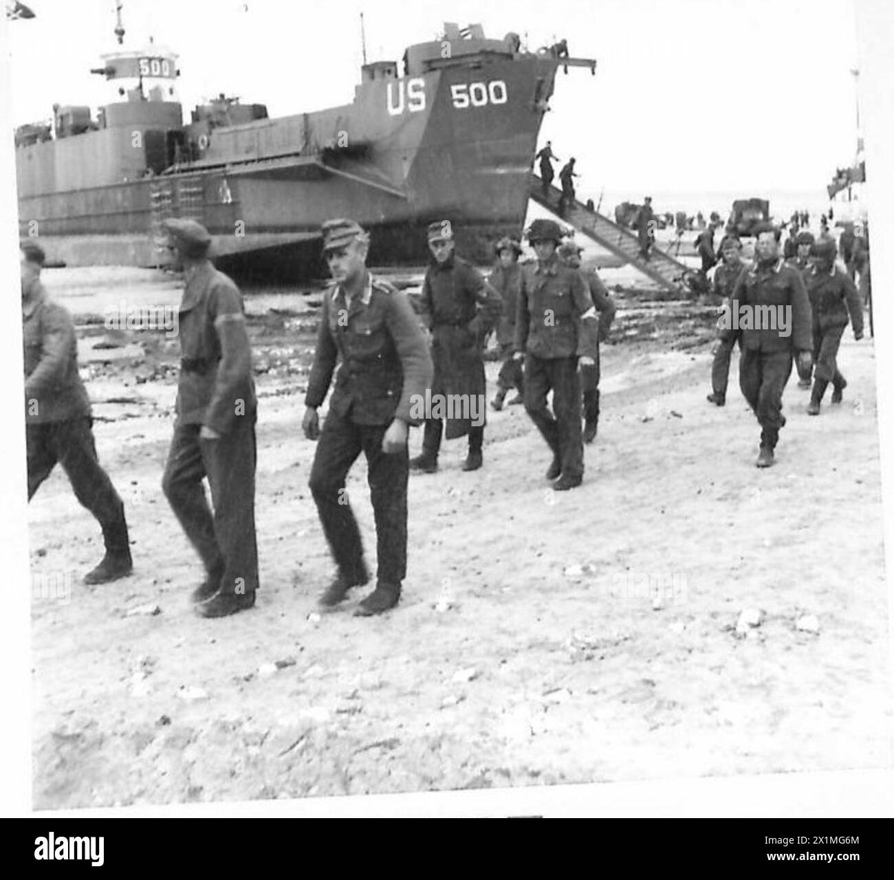 Les prisonniers de guerre allemands débarquent du LCI(l)-500 à Gold Beach lors de l'invasion britannique de la Normandie le 6 juin 1944. Banque D'Images
