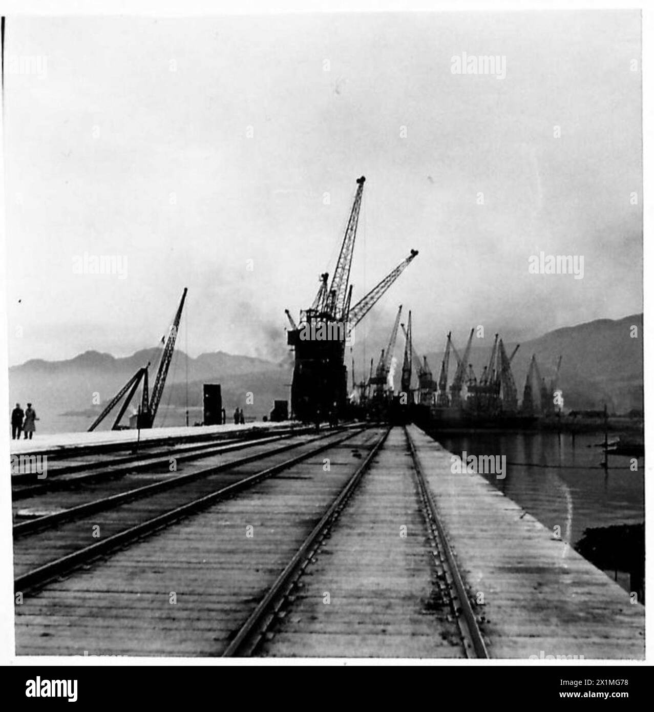 Le commandant en chef des Home Forces aperçoit un quai lors d'une visite officielle dans un site de l'armée britannique en Écosse. Banque D'Images