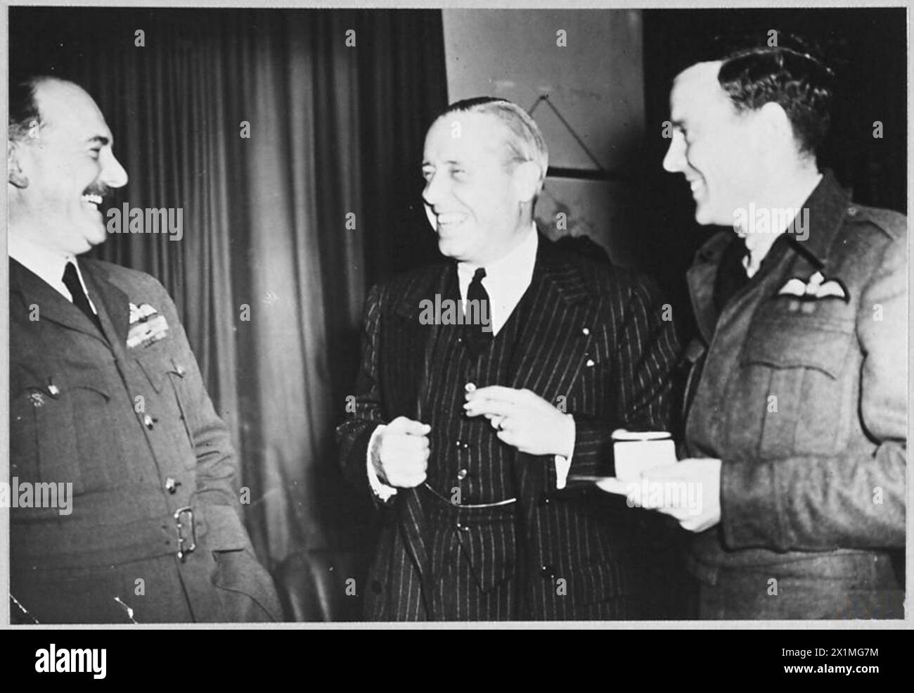 DEUX BALDWIN SE RENCONTRENT - le vice-maréchal de l'air J.E.A. Baldwin, CB., DSO., OBE., qui commande l'un des groupes de bombardiers de R.A.F. a rencontré le membre du Congrès Hon.Joseph Clark-Baldwin de New York pendant la visite. Au cours de la conversation, il a été constaté que le vice-maréchal de l'Air et le membre du Congrès étaient membres de différentes branches de la même famille, la Royal Air Force Banque D'Images