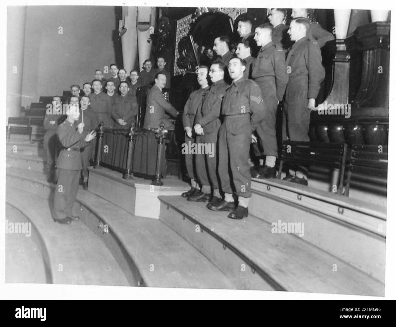 L'Army Male Voice Choir se produit en concert avec l'organiste Henry Croudson de l'armée britannique. Banque D'Images