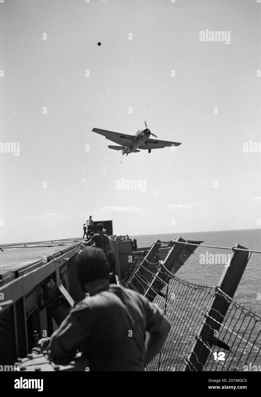 LES PILOTES DE LA MARINE BRITANNIQUE S'ENTRAÎNENT EN AMÉRIQUE POUR LA GUERRE CONTRE LE JAPON. NOVEMBRE 1944, ÉTATS-UNIS. PLUSIEURS CENTAINES DE PILOTES NAVALS BRITANNIQUES DE LA FLOTTE AÉRIENNE SE SONT ENTRAÎNÉS EN AMÉRIQUE CÔTE À CÔTE AVEC DES CADETS AMÉRICAINS POUR SERVIR DANS LES OCÉANS PACIFIQUE ET INDIEN. SOUS LE COMMANDEMENT D'INSTRUCTEURS AMÉRICAINS, ILS SUIVENT D'ABORD UNE FORMATION AÉRIENNE PRIMAIRE DE LA NAVY À BUNKER HILL, INDIANA, PUIS SE RENDENT À PENSACOLA, JACKSONVILLE ET FORT LAUDERDALE, TOUS DANS L'ÉTAT DE FLORIDE. À CE STADE, ILS PARTENT POUR LE MAINE, OÙ À BRUNSWICK ET LEWISTON, ILS SONT CONVERTIS AUX MÉTHODES BRITANNIQUES ET ONT DES EXERCICES D'ATTERRISSAGE SUR PONT, JUSQU'AU JOUR VENU FO Banque D'Images