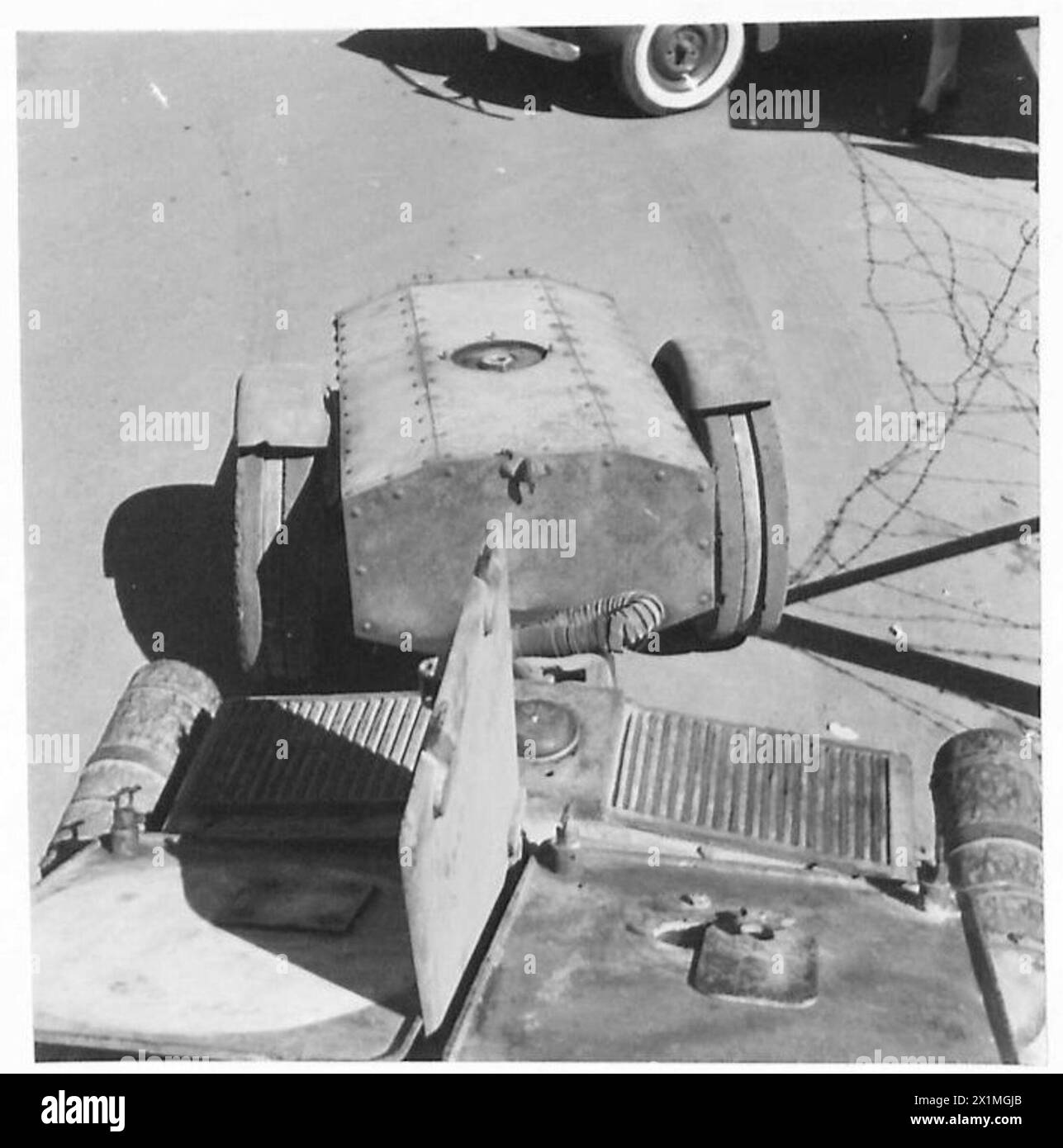 Un lance-flammes italien capturé est exposé à l'extérieur du quartier général de l'armée britannique sur une remorque, montrant l'équipement saisi pendant les opérations de la seconde Guerre mondiale. Banque D'Images