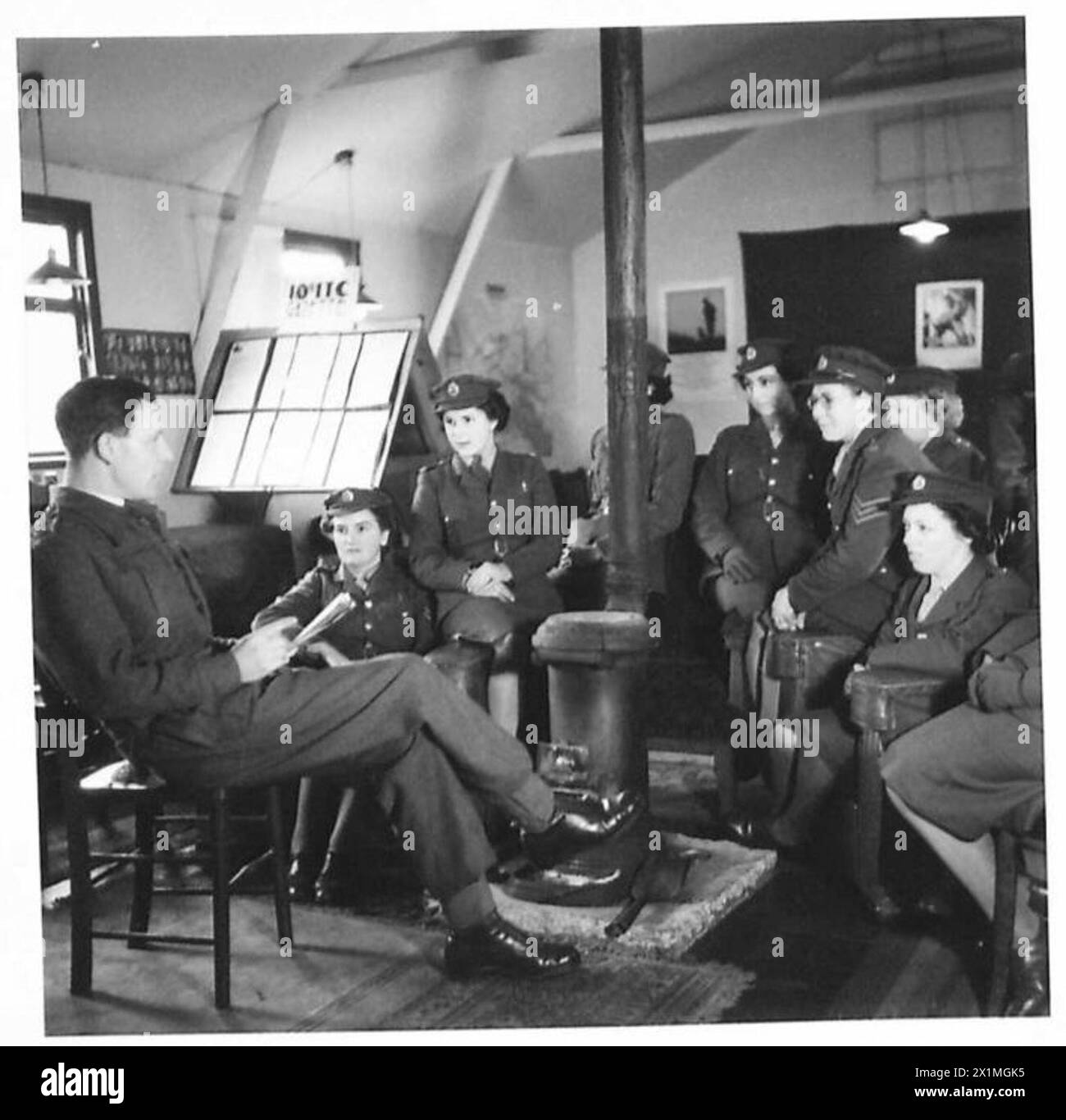 Le révérend R. Smith parle aux membres du Service territorial auxiliaire au sujet de la citoyenneté au dépôt Cameronians à Inverness dans le cadre de ses fonctions de Padre de l'armée. Banque D'Images