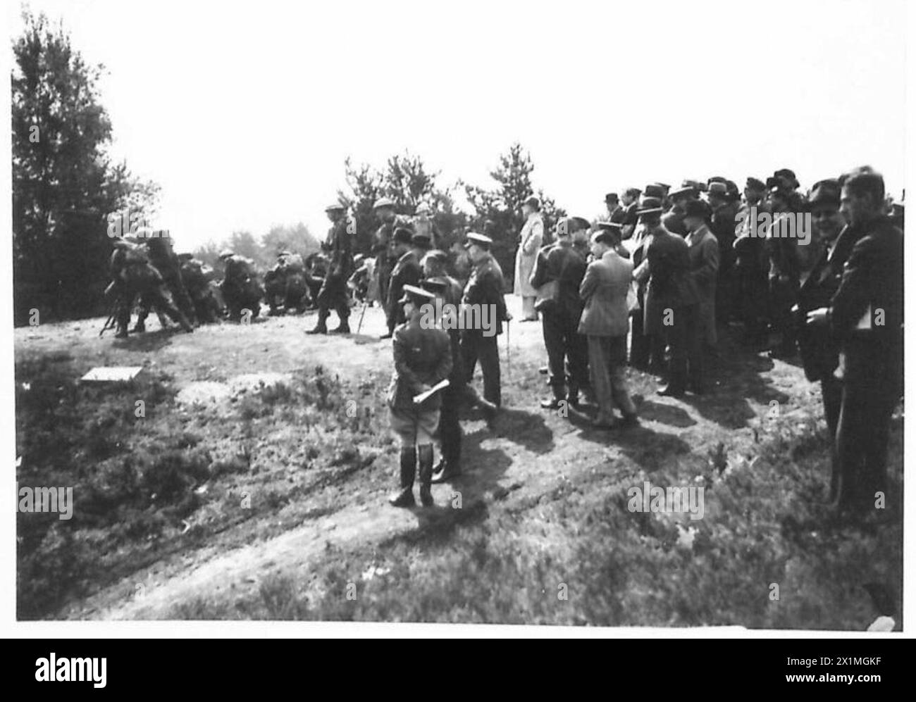 Les députés turcs et les rédacteurs en chef observent un mortier de tranchée en action à Chobham Ridges South, en présence de membres de l'armée britannique. Banque D'Images
