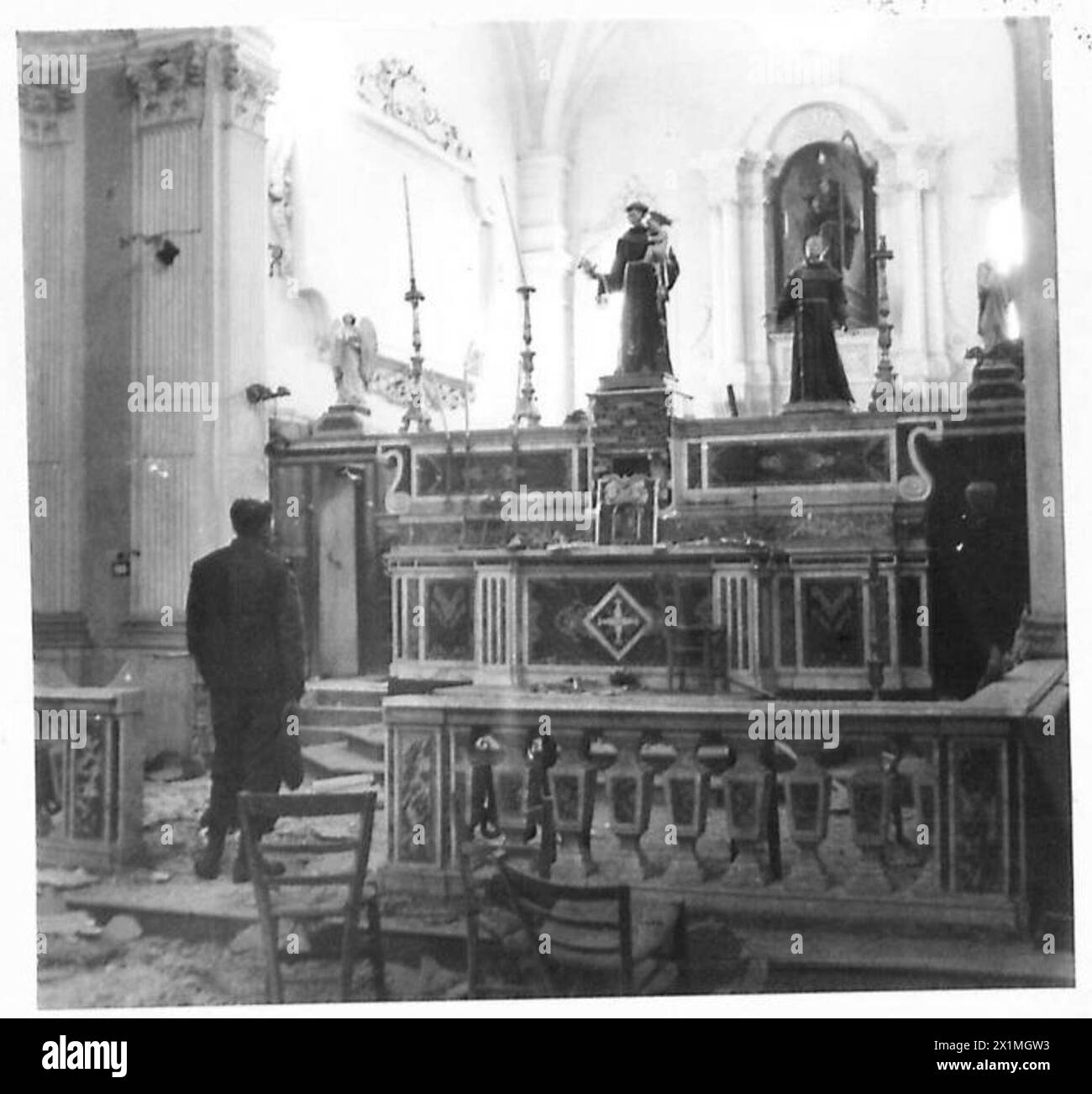 Un soldat examine l’autel endommagé de l’église de l’église de « compris Francesco » à Minturno, l’un des rares bâtiments encore debout pendant les opérations de l’armée britannique en Afrique du Nord, en Sicile, en Italie, dans les Balkans et en Autriche, 1942-1946. Banque D'Images Un soldat examine l’autel endommagé de l’église de l’église de « compris Francesco » à Minturno, l’un des rares bâtiments encore debout pendant les opérations de l’armée britannique en Afrique du Nord, en Sicile, en Italie, dans les Balkans et en Autriche, 1942-1946. Banque D'Images