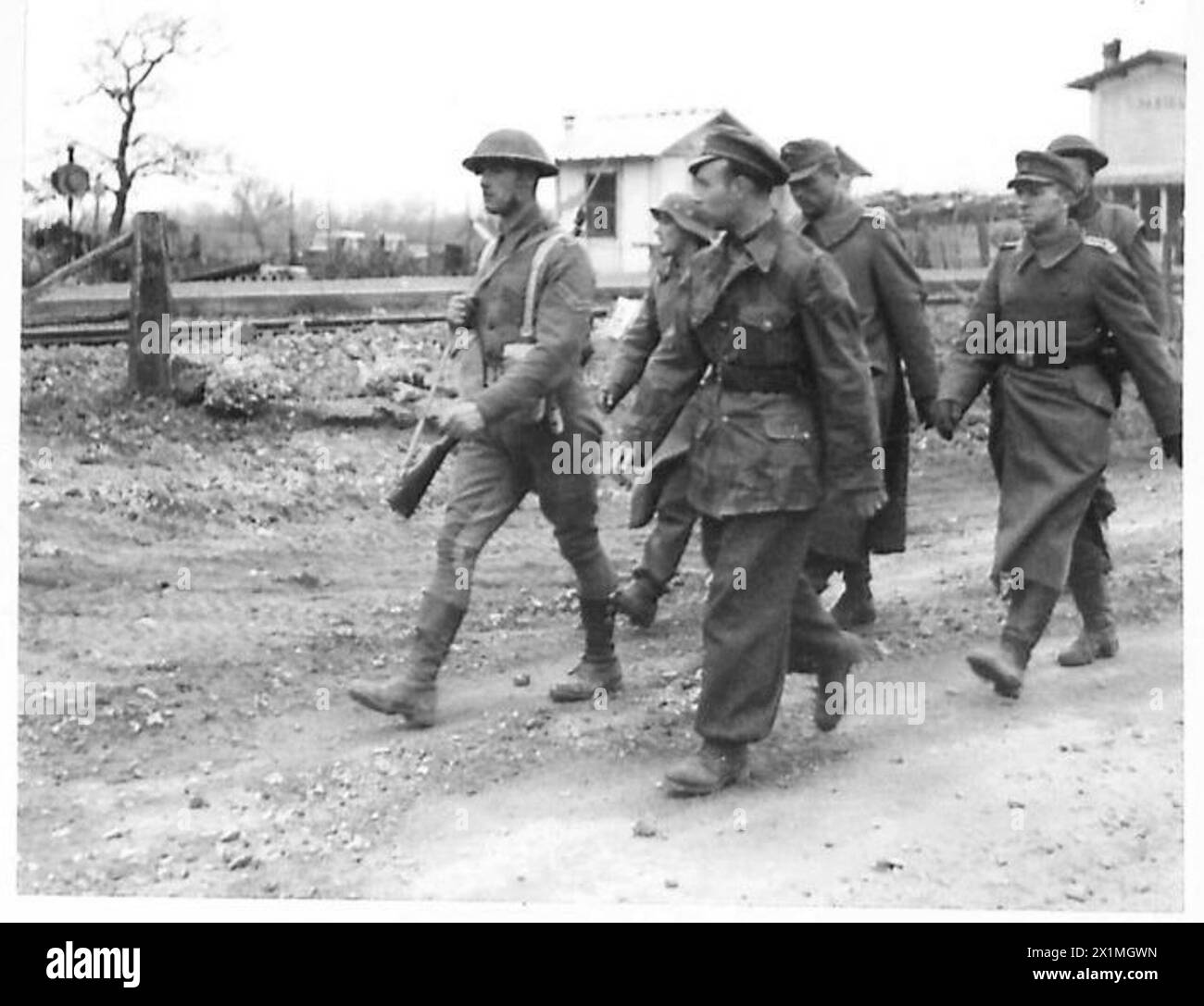 CINQUIÈME ARMÉE : DÉBARQUEMENT AU SUD DE ROME - prisonniers officiers allemands escortés vers une cage P.O.W. de l'armée britannique Banque D'Images