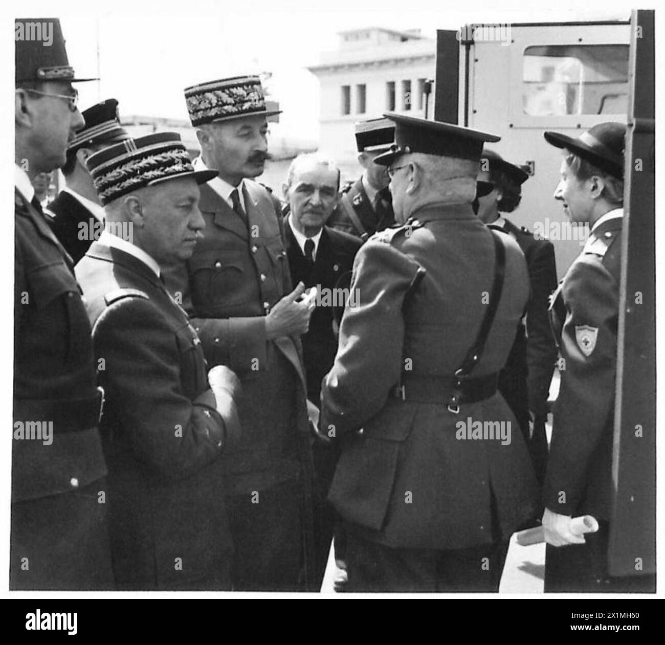 Le général Giraud s'entretient avec le major-général Cowell de l'armée britannique au sujet du don d'une ambulance à la Croix-Rouge française. Banque D'Images
