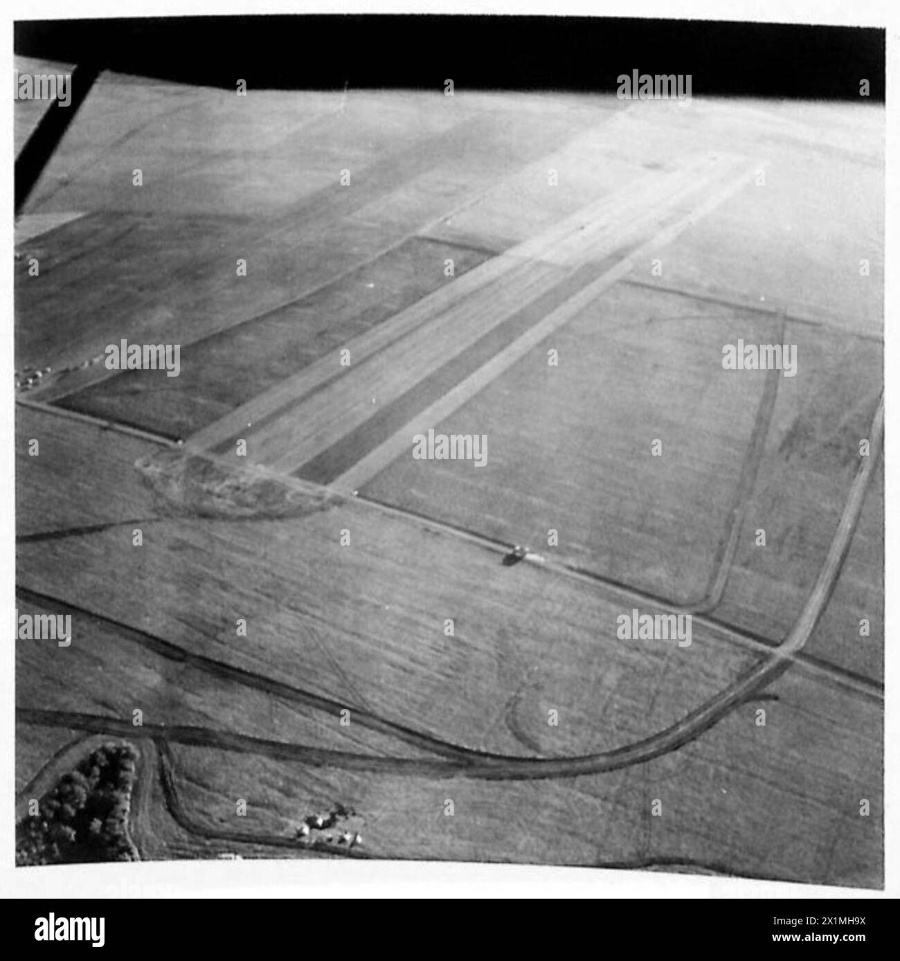 Une photographie aérienne montre une piste d'atterrissage achevée construite pour un usage militaire en Italie, comme documenté par l'armée britannique. Banque D'Images
