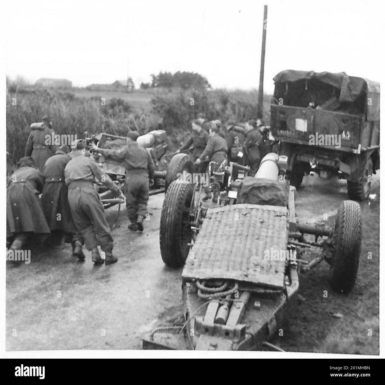 Des obusiers de six pouces du 66e Régiment moyen, 228e batterie moyenne, sont positionnés dans une voie lors d'une bataille simulée impliquant deux divisions de l'armée britannique. Banque D'Images