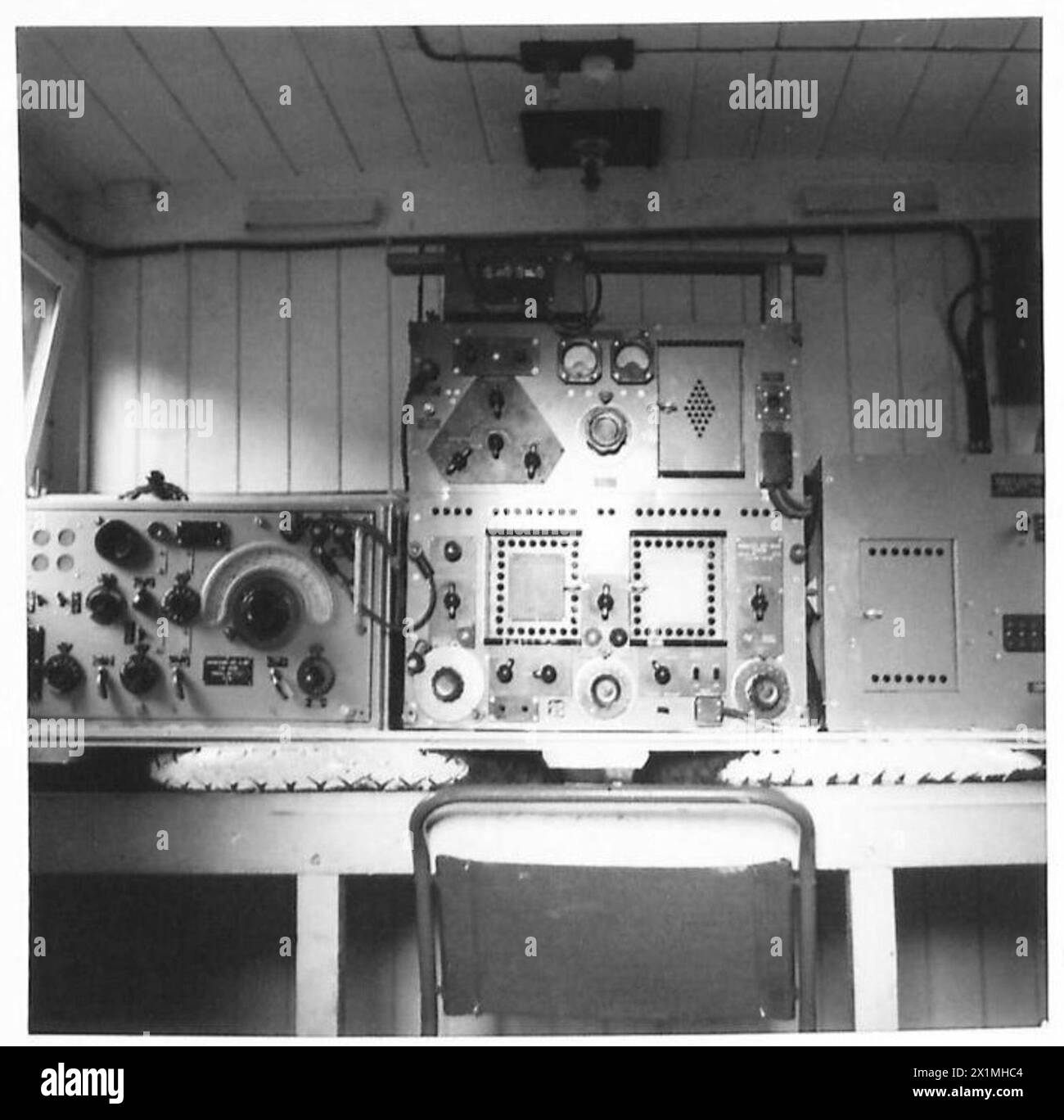 ADAPTATION D'UN CAMION DE L'ARMÉE - adaptation d'un camion G.S. de 3 tonnes à 4 roues pour devenir une station sans fil/T.Station mobile pour accueillir un poste sans fil No.33 W/T et l'équipage de l'armée britannique Banque D'Images