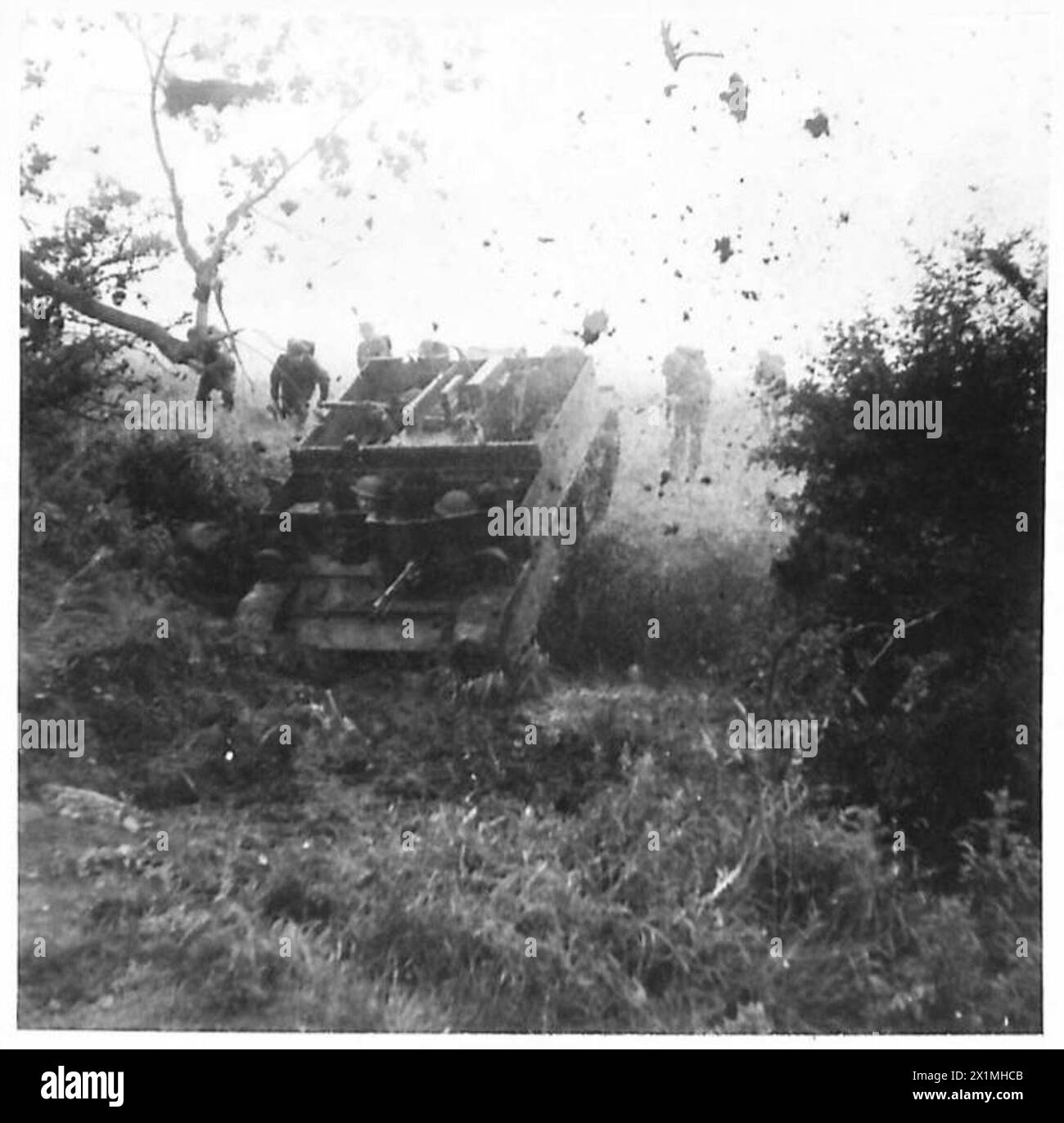 Infanterie suivant un porte-avions Bren menant une attaque avec des charges explosives pour plus de réalisme lors d'un exercice d'entraînement en Irlande du Nord, British Army. Banque D'Images