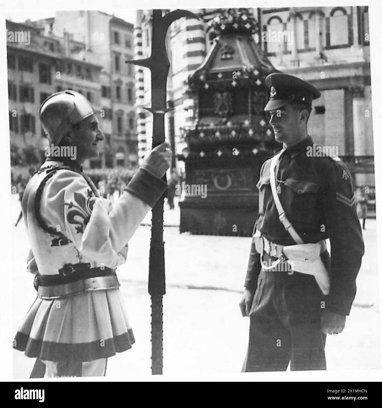 Le caporal Young, député britannique, coordonne le contrôle des foules lors d’une explosion de voitures en Italie, s’entretenant avec un gardien florentin de l’armée britannique. Banque D'Images