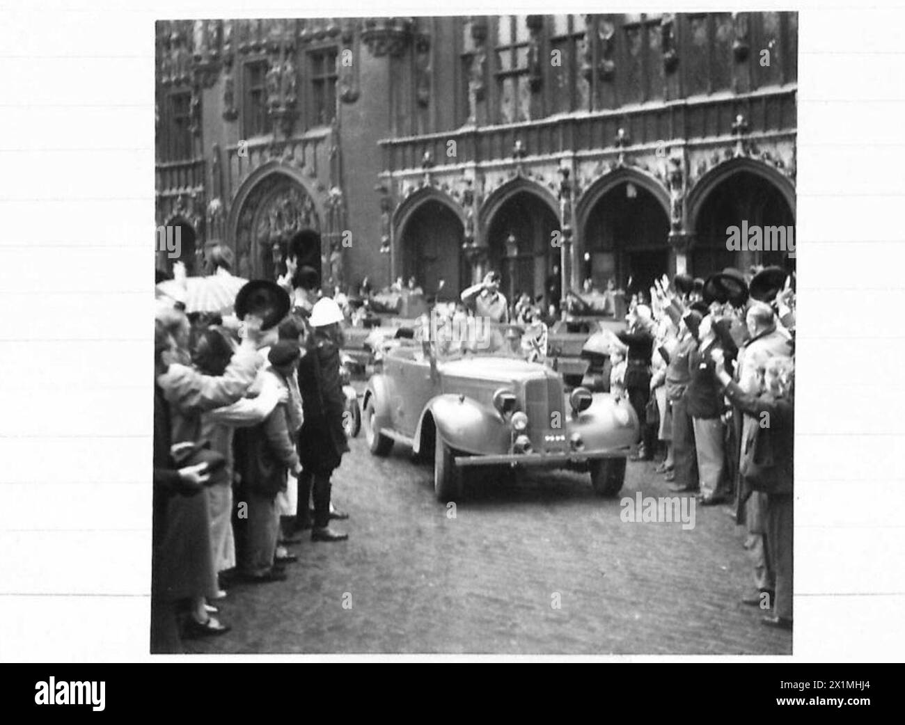 Le maréchal Montgomery quitte l'Hôtel de ville à Bruxelles, debout dans sa voiture tout en étant accueilli par des foules acclamantes, représentant la direction de l'armée britannique, 21e groupe d'armées. Banque D'Images