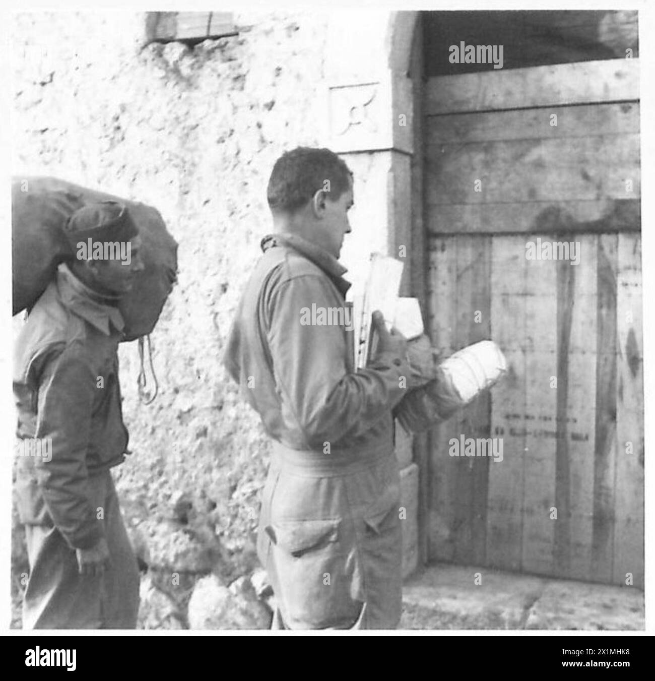 Les colis de Noël de chez eux sont livrés à une unité avancée du secteur américain de la Cinquième armée, gérée par l'armée britannique. Banque D'Images