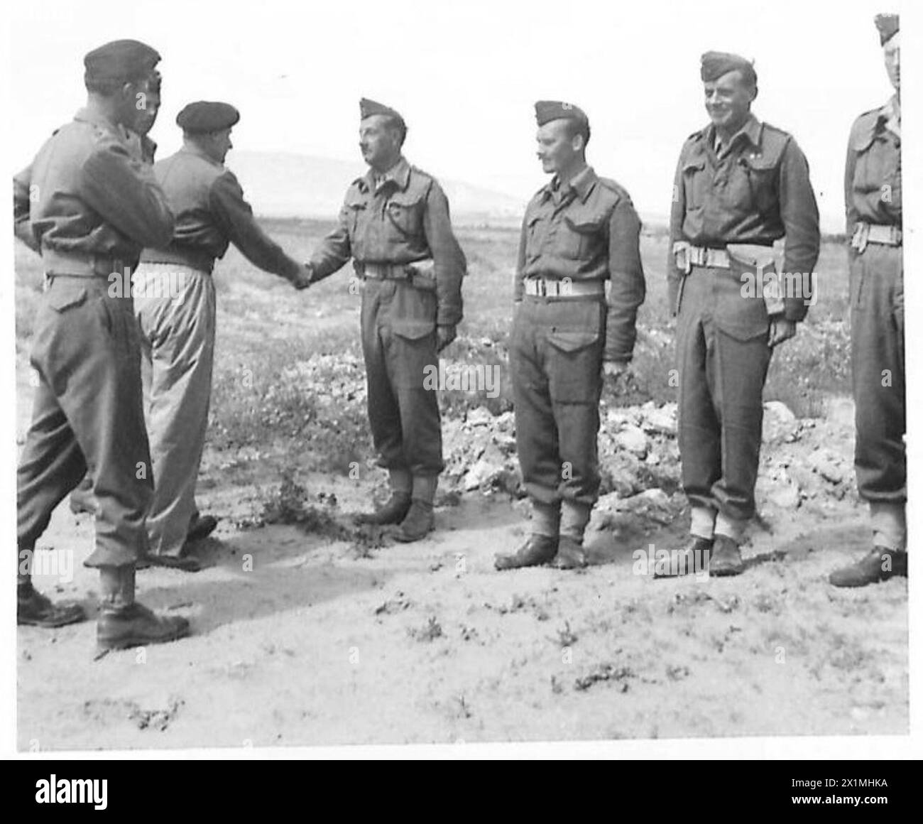 LE GÉNÉRAL MONTGOMERY VISITE DES UNITÉS DE LA HUITIÈME ARMÉE AVANT LA BATAILLE DE LA LIGNE MARETH - le général Montgomery rencontre des officiers du 60th Rifles, British Army Banque D'Images