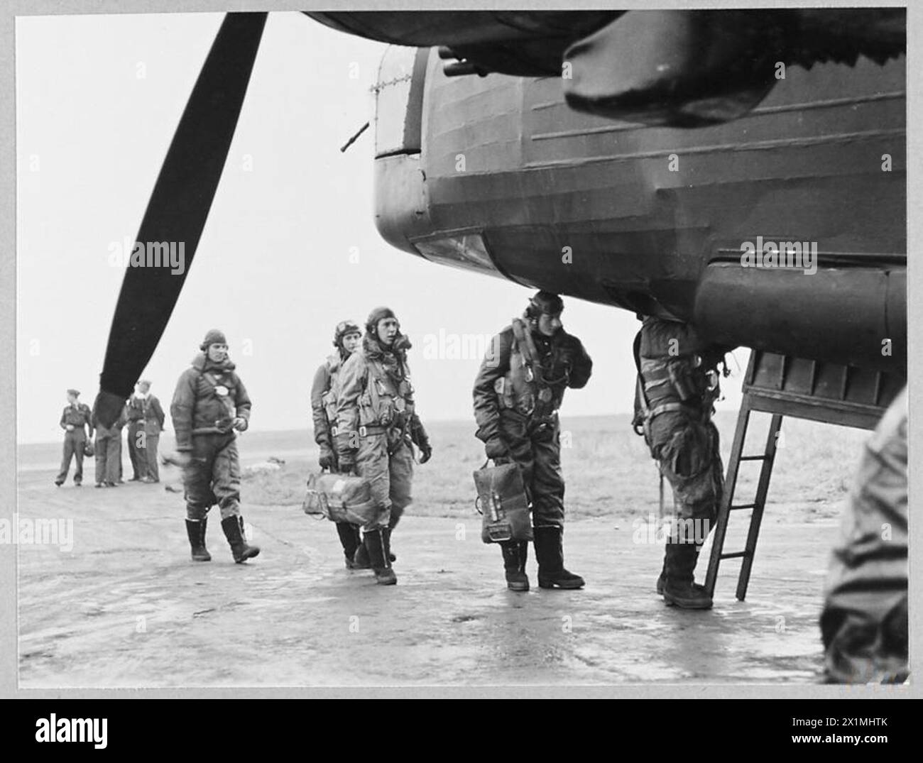 Des cadets de l'ATC en kit de vol embarquent à bord d'un avion Wellington pour des vols d'entraînement avec l'escadre d'entraînement de la RAF. Banque D'Images