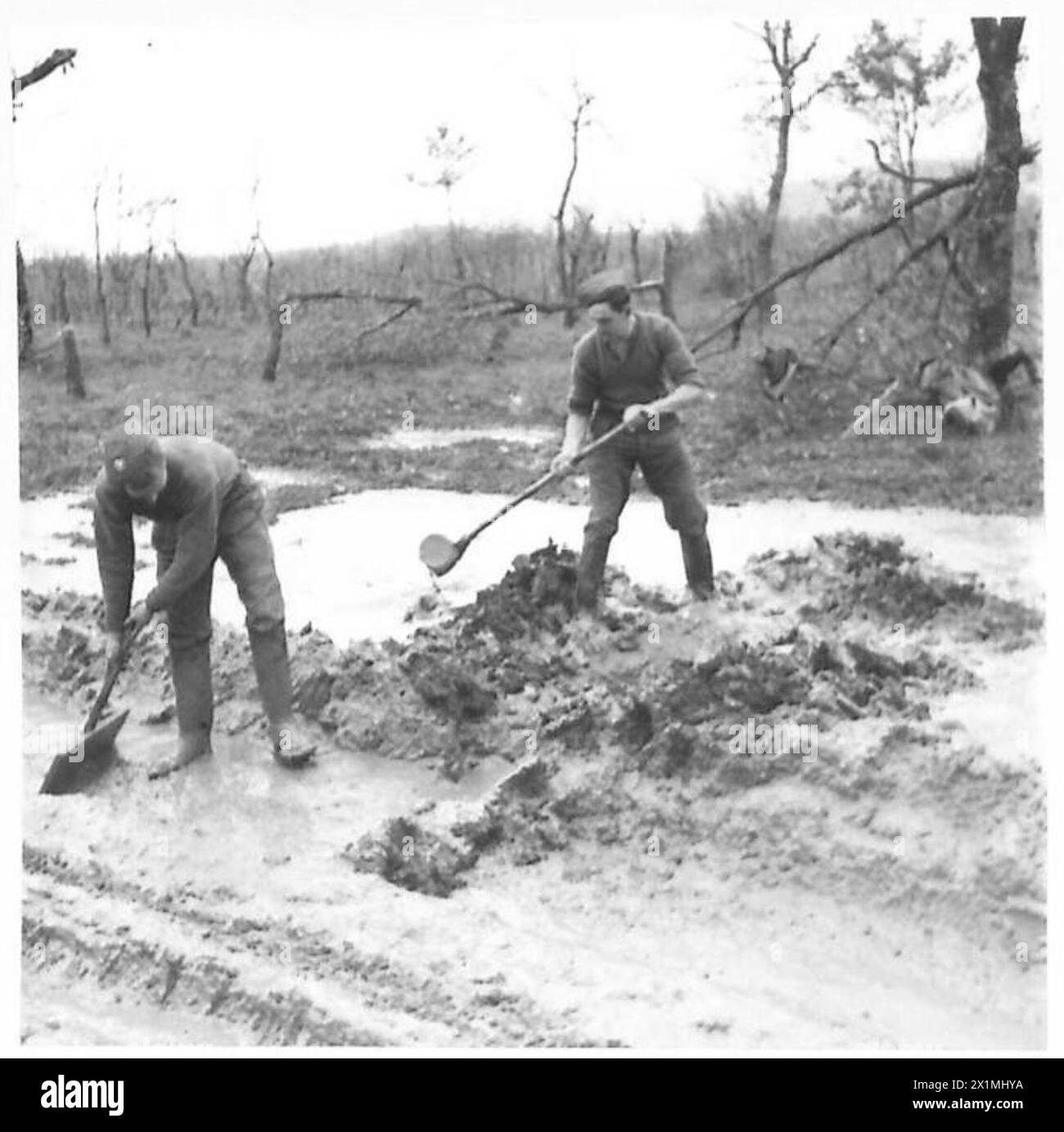 Sgt. Carter et Pte. Clapham dégage la boue épaisse d'une piste menant aux positions avancées du 1st East Surrey Regiment sur la rivière Rapido, Cinquième armée, armée britannique. Banque D'Images