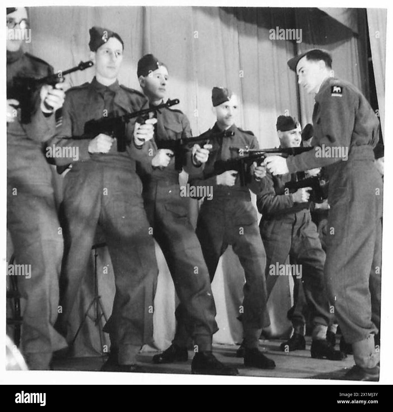 Les commis de paye et les soldats de l'armée britannique reçoivent une instruction sur la manipulation et le fonctionnement des canons Tommy. Banque D'Images