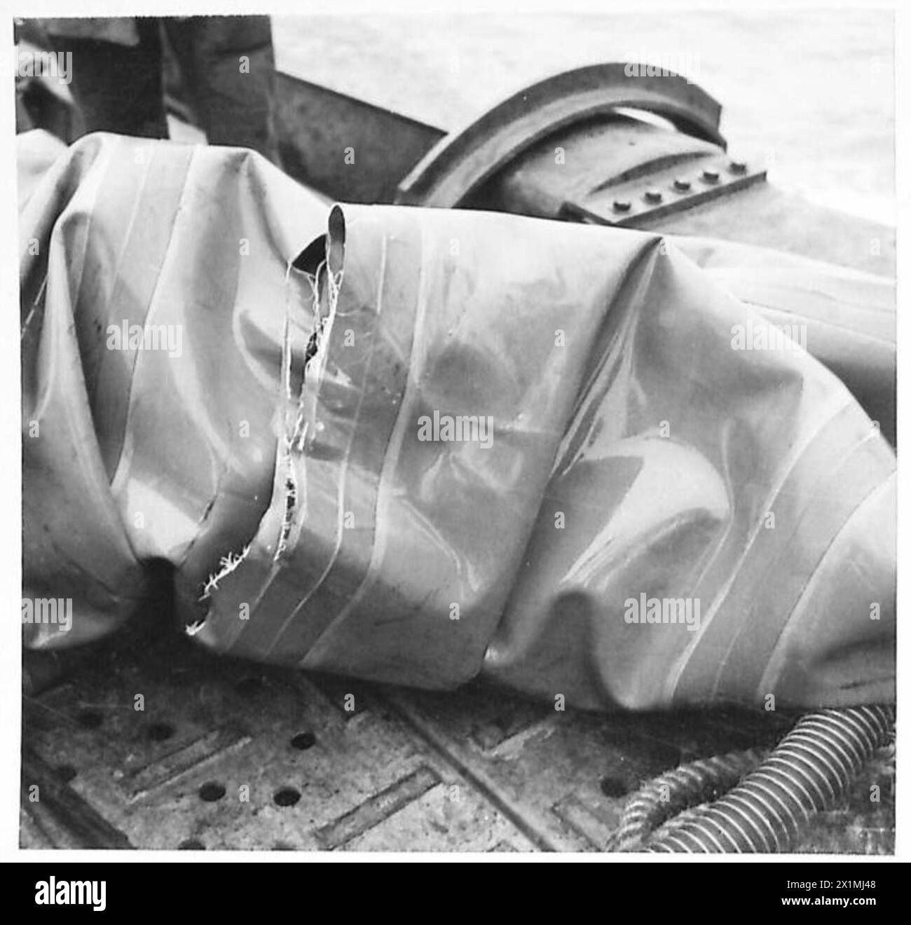 Une perle a été soulevée à l'aide de ballons à air pour rétablir sa position, avec de l'eau déplacée et de l'équipement utilisé documenté, dans le cadre d'une mission spéciale pour TN.5, armée britannique. Banque D'Images
