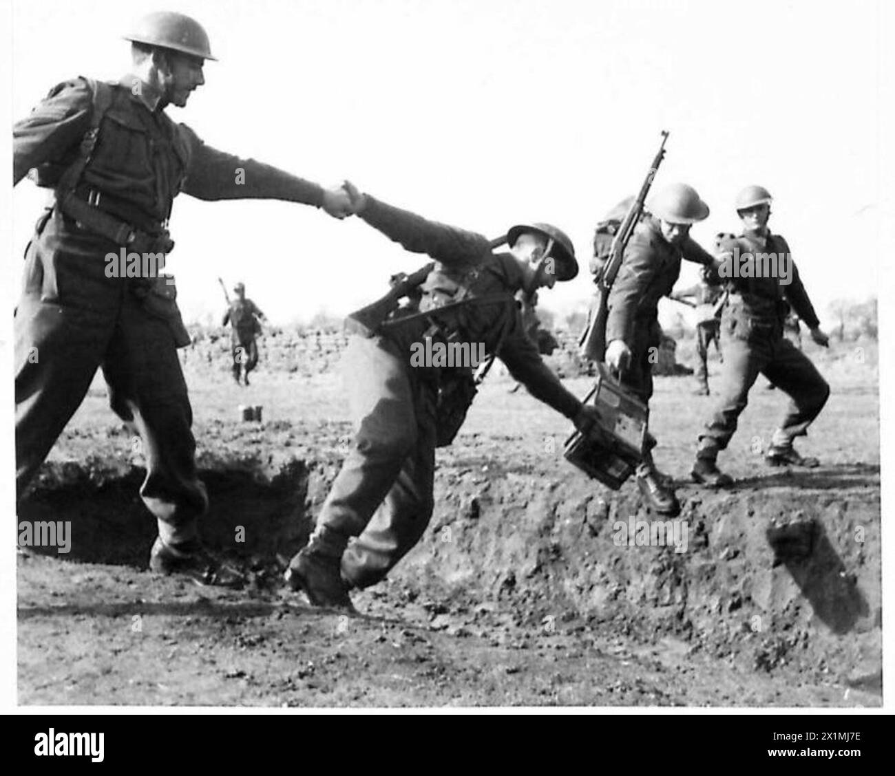 Les munitions sont transférées sur un obstacle de char dans le cadre d'une méthode d'entraînement de l'armée britannique. Banque D'Images
