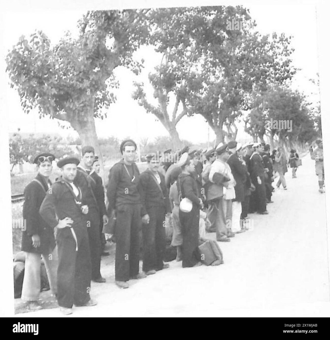 TUNIS - SCÈNES APRÈS LA CHUTE DE LA VILLE - marins italiens pris dans la ville, armée britannique Banque D'Images