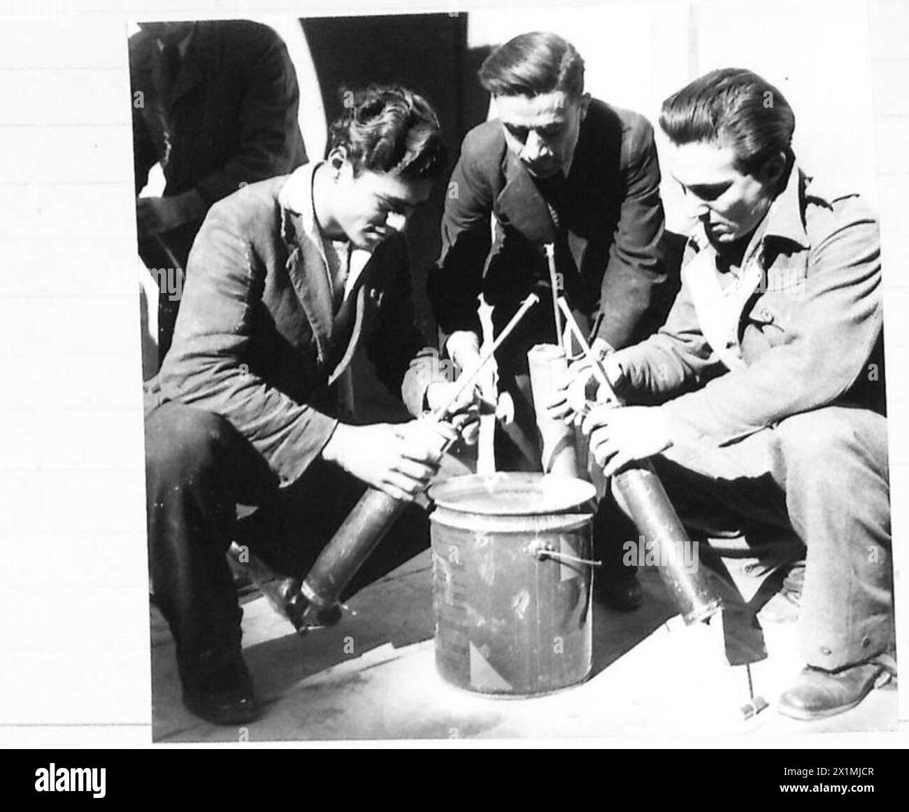 Les plumeaux remplis de A.L.63 Mark III livrent un lourd nuage de poudre pour le contrôle du typhus en Grèce, armée britannique. Banque D'Images