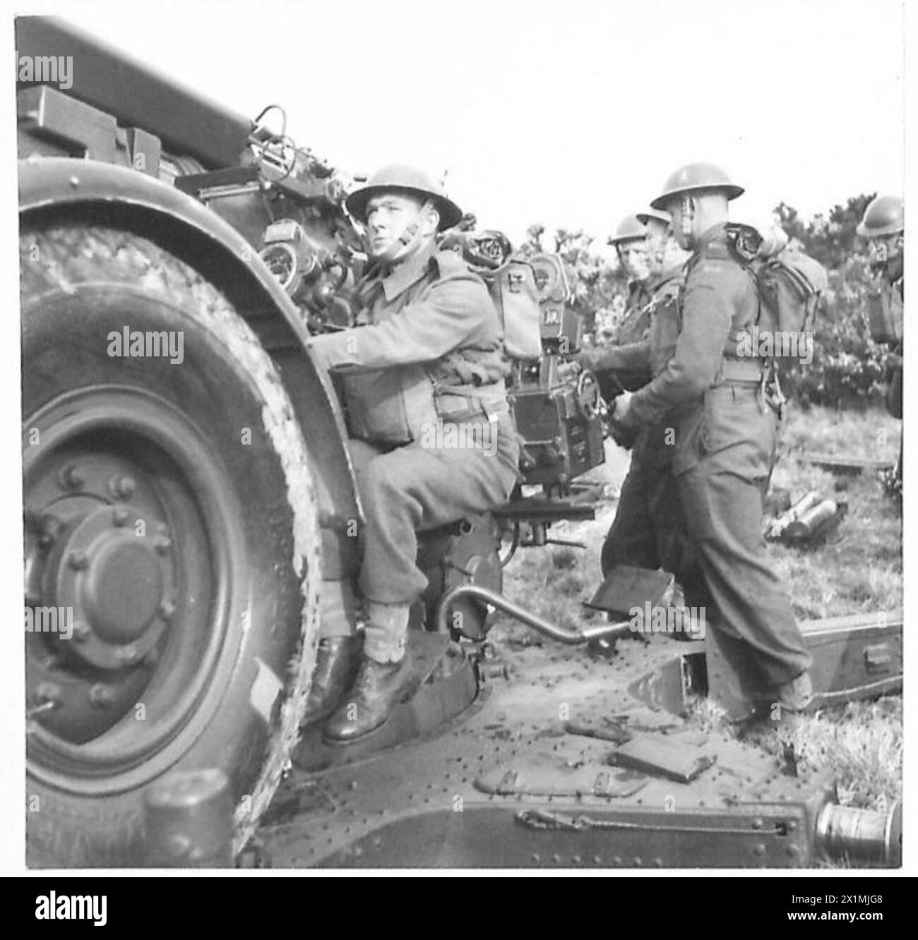Les artilleurs anti-aériens s'entraînent à suivre une cible à travers des viseurs ouverts, contrôlant le canon pendant l'entraînement, armée britannique. Banque D'Images
