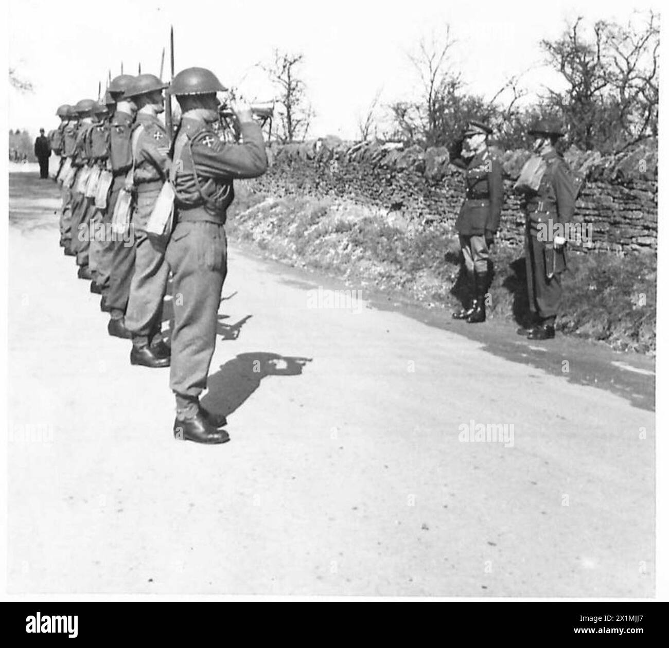 Buglers exécutent le salut royal pendant la fête du roi avec les troupes de l'armée britannique. Banque D'Images