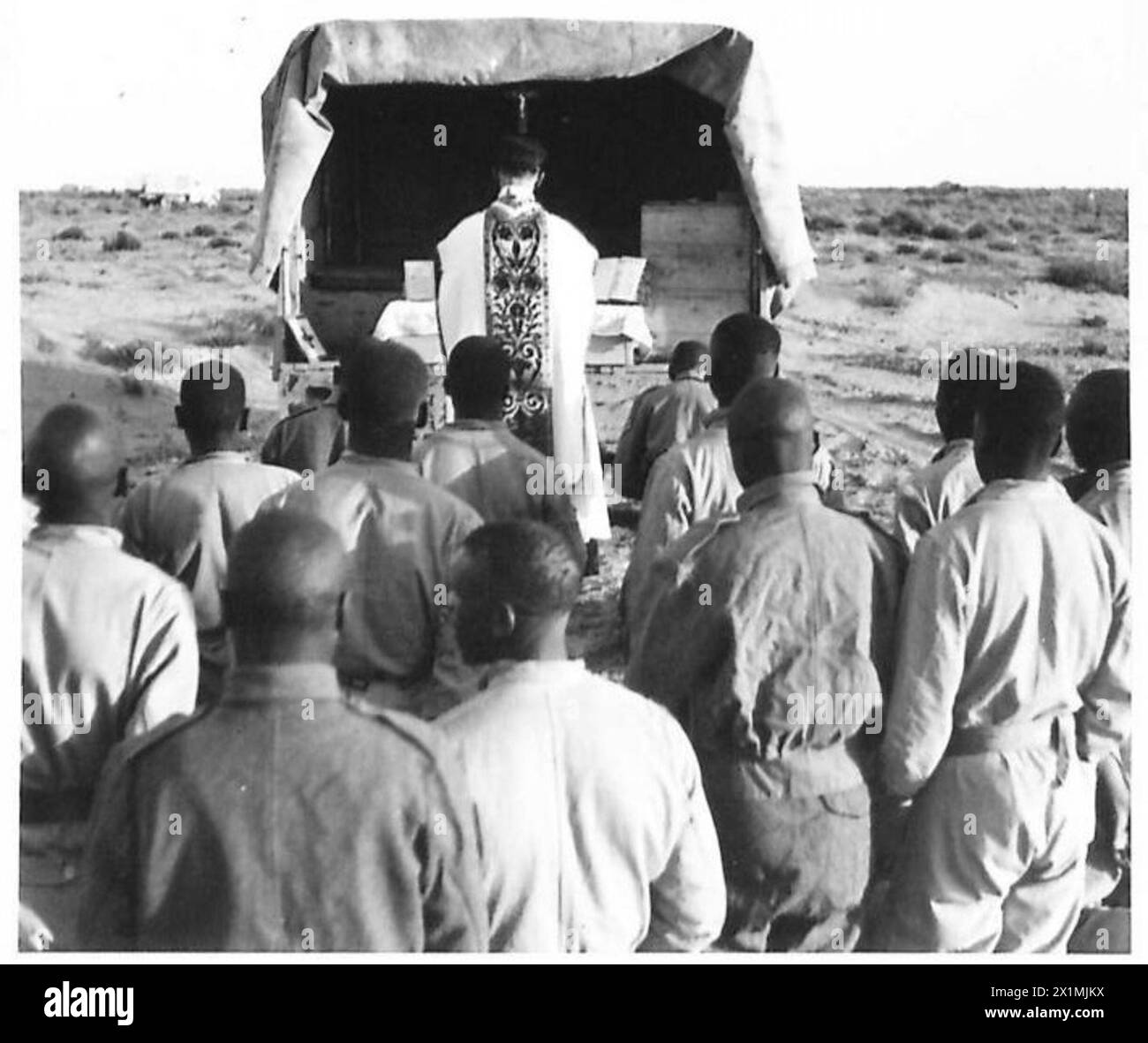 Le personnel de l'armée britannique a participé à une messe catholique célébrée sur les sables du désert, documentant une cérémonie religieuse pendant le déploiement militaire. Banque D'Images