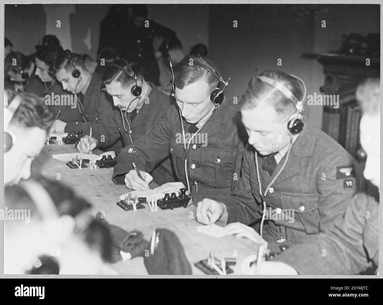 L'équipage de la RAF recrute la réception du code Morse lors de la formation initiale dans la classe signaux pour les tâches de l'équipage. Banque D'Images