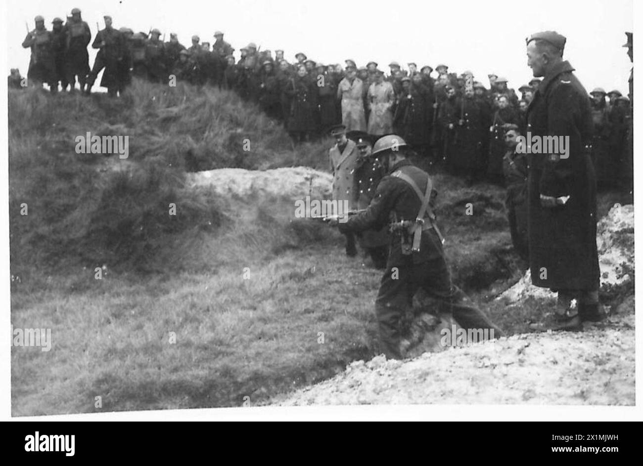 Des journalistes provinciaux observent une démonstration de l'arme Tommy de l'armée britannique, qui est de plus en plus distribuée au personnel. Banque D'Images