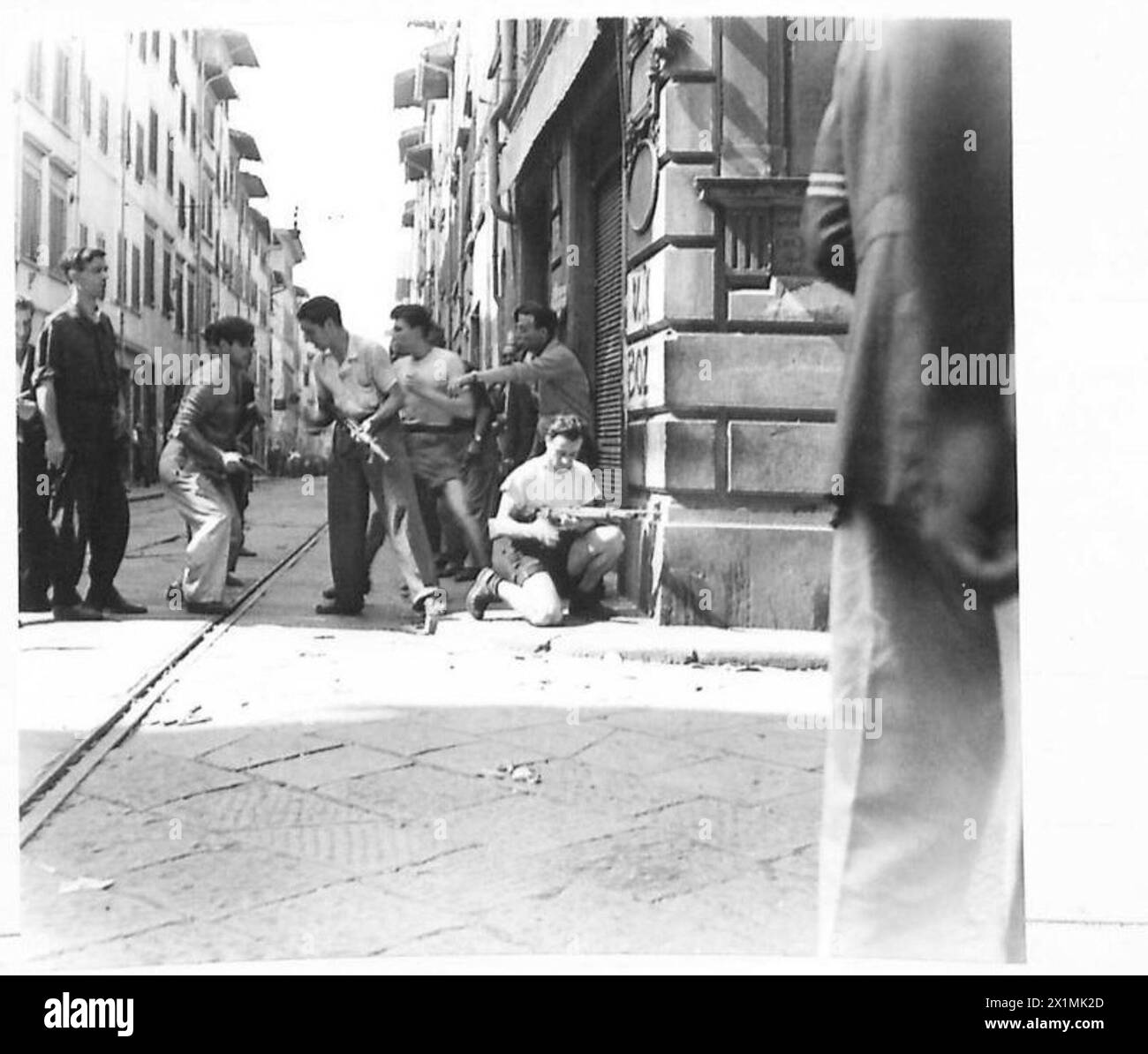 Les troupes sud-africaines engagent des tireurs d'élite allemands et fascistes à un coin de rue à Florence, dans l'armée britannique, lors d'opérations avec la 8e armée. Banque D'Images