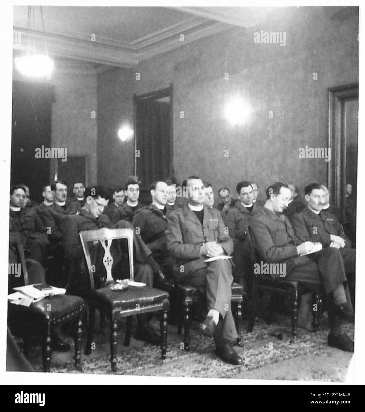 Les Padres de l'armée assistent à une conférence à Aberdeen dirigée par le Capt. Professor Edgar Dickie, de l'Université Andrews, tout en équilibrant les études limitées et les tâches de l'armée britannique. Banque D'Images