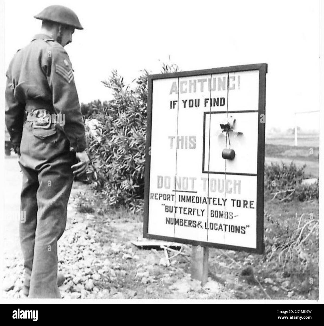 La RAF prend le contrôle de la piste d'atterrissage d'Anzio tandis que le personnel de la 5e armée est averti du danger des bombes antipersonnel papillon dans la zone de la tête de pont. Banque D'Images