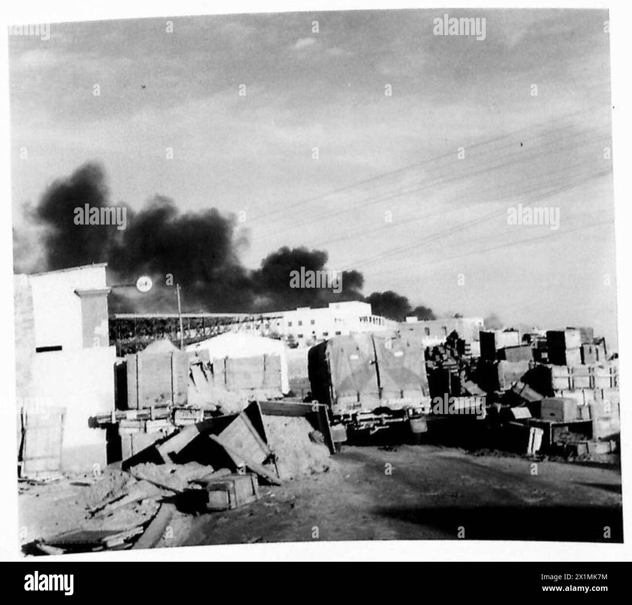 Des magasins militaires abandonnés laissés par les forces italiennes sont aperçus le long de la route à Tobrouk, suite à la chute de la ville pendant le conflit, observée par l'armée britannique. Banque D'Images