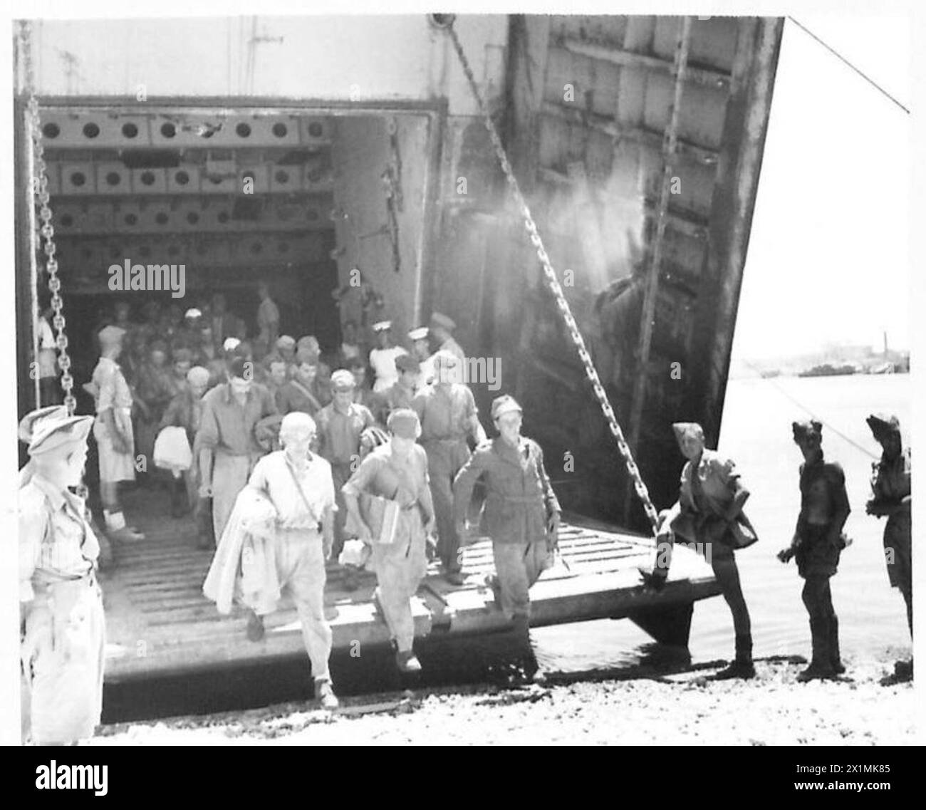 Des prisonniers de l'axe débarquent à Sousse en Afrique du Nord depuis la Sicile, y compris des hommes du régiment Herman Goering de l'armée britannique. Banque D'Images