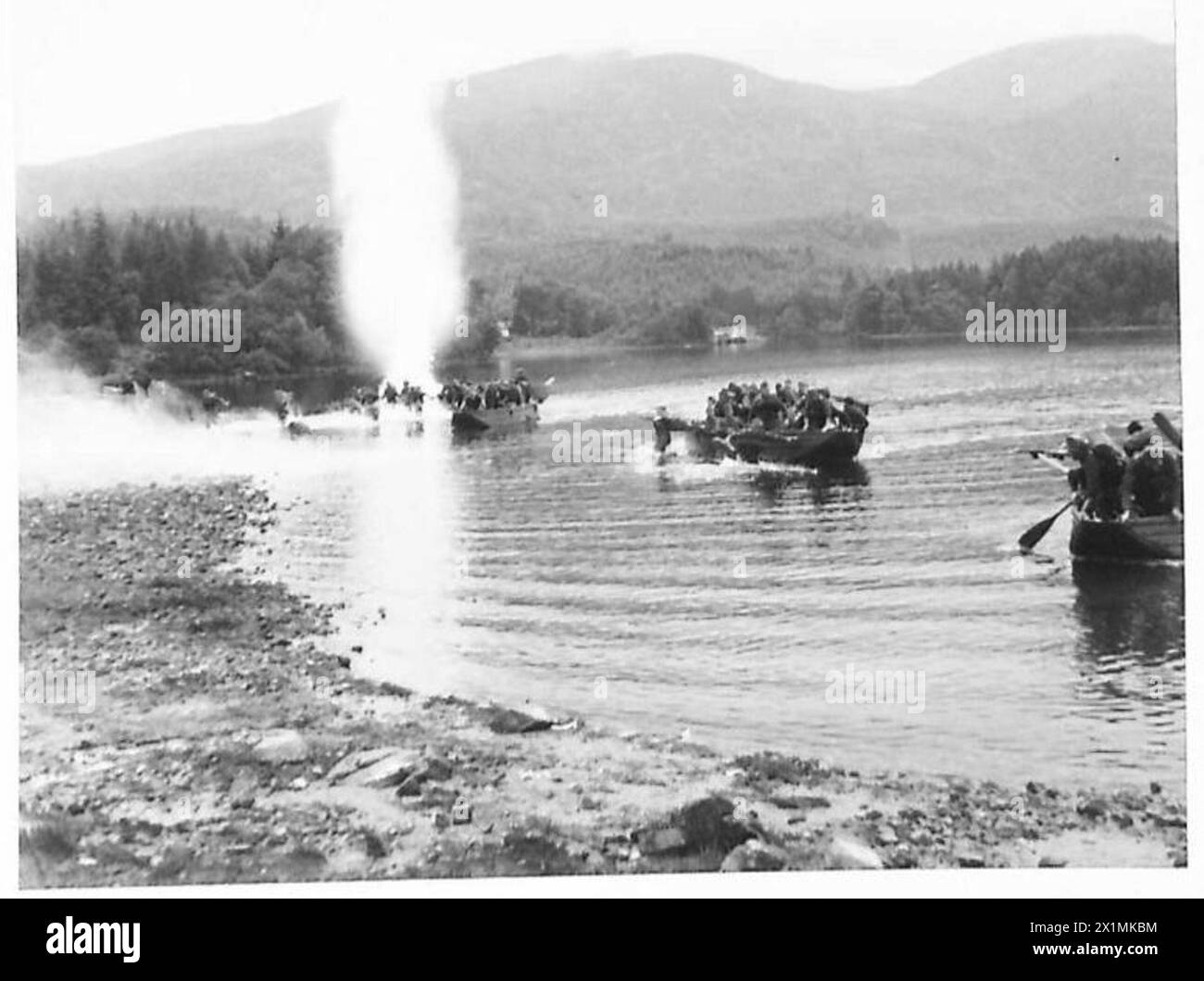 Les soldats de Commando français libres s'entraînent dans un dépôt de commando, pratiquant des débarquements opposés à partir d'engins d'assaut contre les défenses de plage et les canons côtiers de l'armée britannique. Banque D'Images